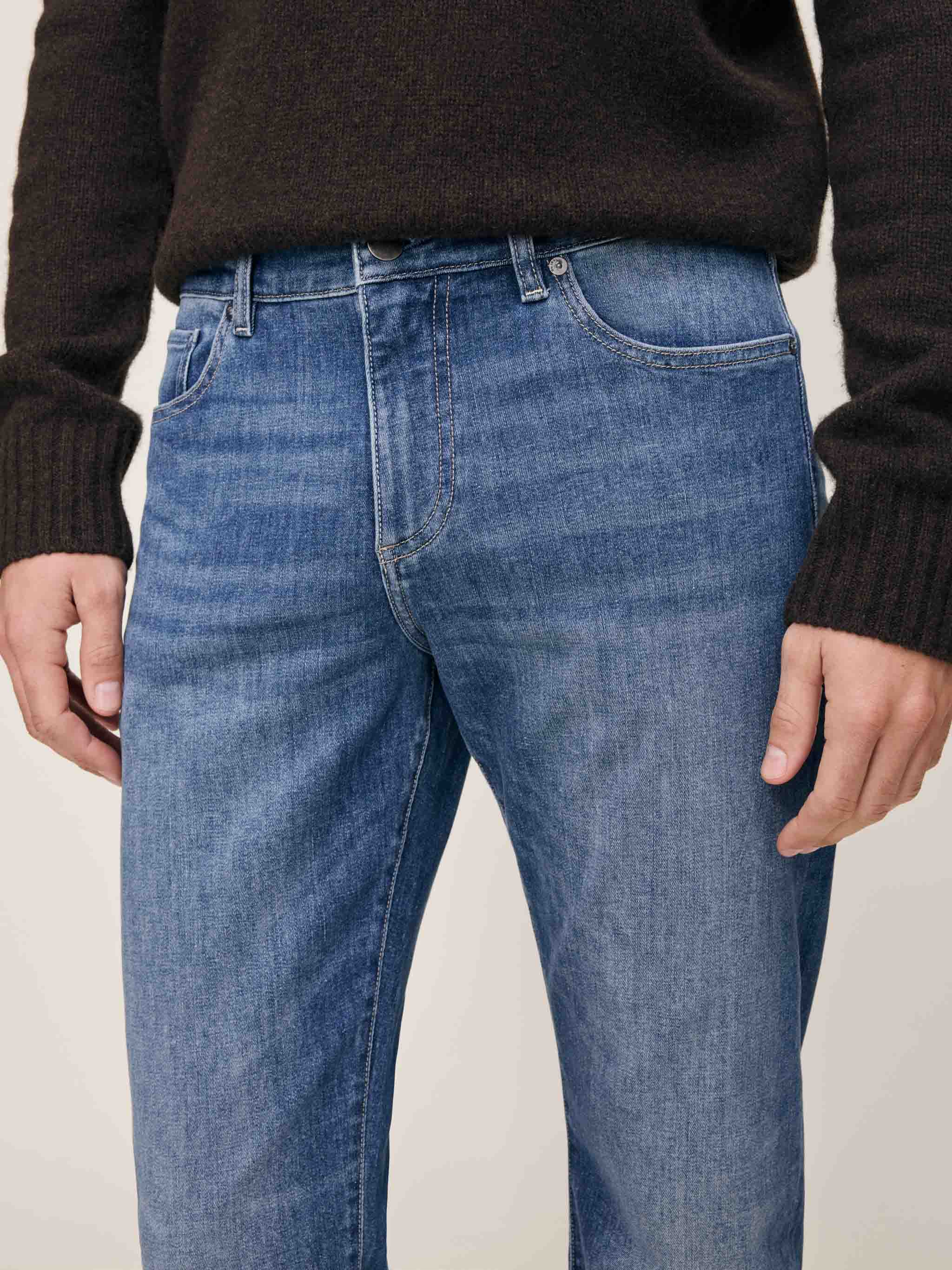 Avery Relaxed Straight Jeans | Sea Harbor (Mid Indigo)