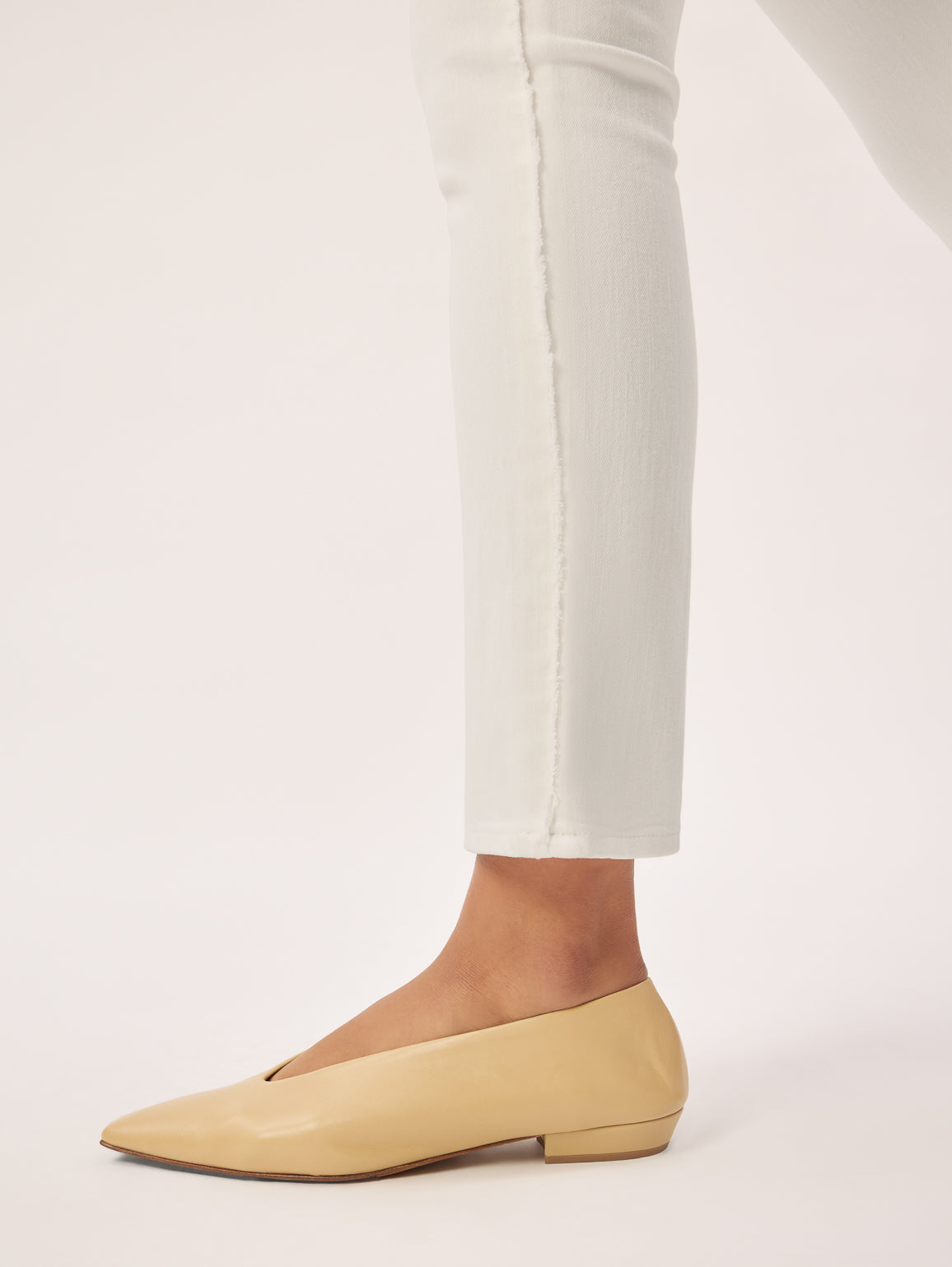 Mara Straight Mid Rise Instasculpt Ankle | White Frayed